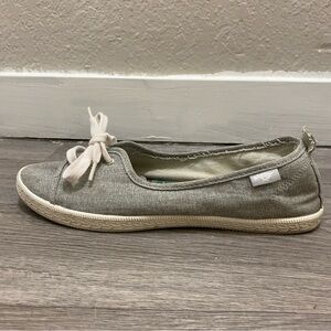 Rocket Dog Sneakers Women’s 9M Gray White Canvas Shoes Slip On Casual Vacation